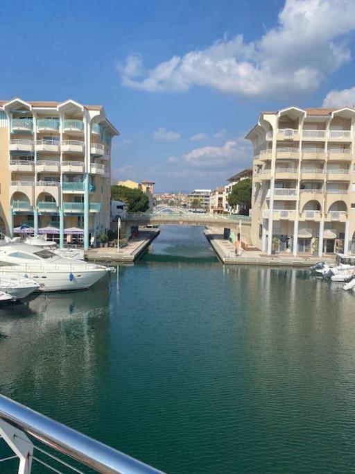 Appt 2 Pieces Port Frejus - Mega Terrasse + Garageアパートメント エクステリア 写真