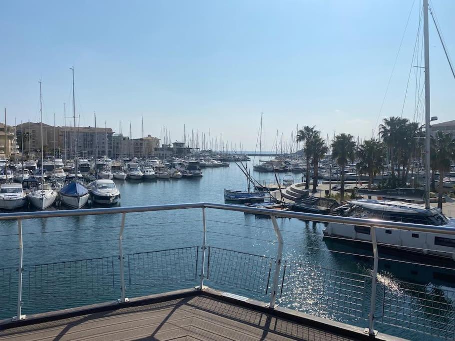 Appt 2 Pieces Port Frejus - Mega Terrasse + Garageアパートメント エクステリア 写真